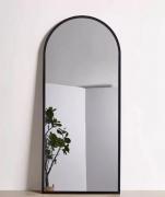 Арочное зеркало в тонкой металлической раме Люмар
